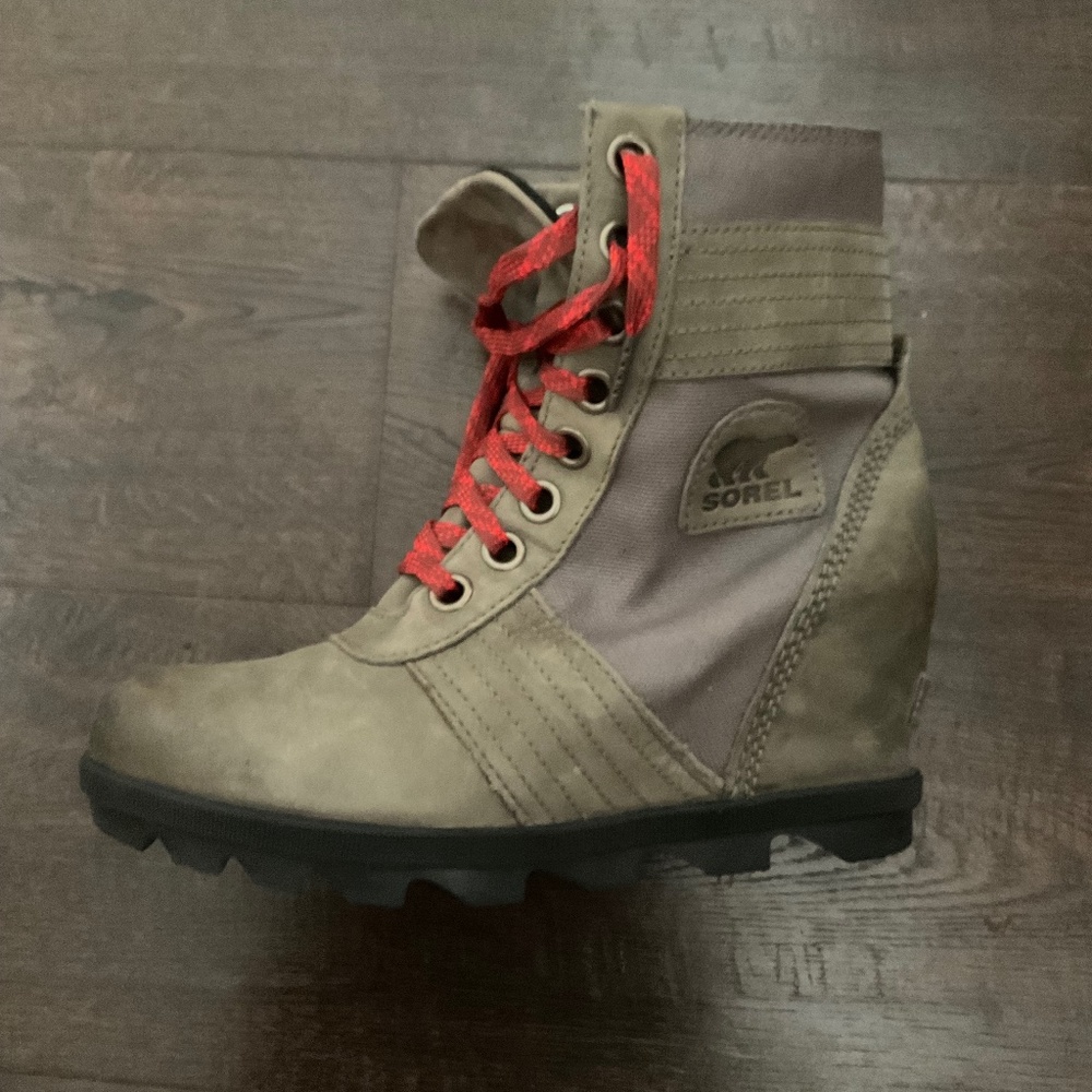 Women’s Sorel Boots.  EUC